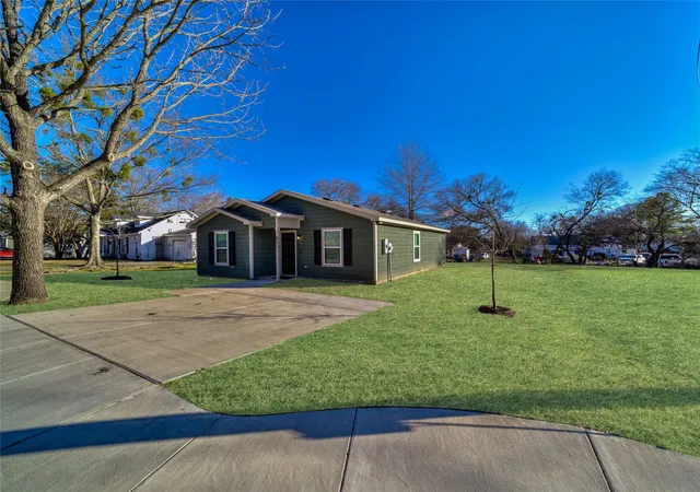 1st image of 921 W 9th St, Bonham, TX 75418 | MLS# 21204428