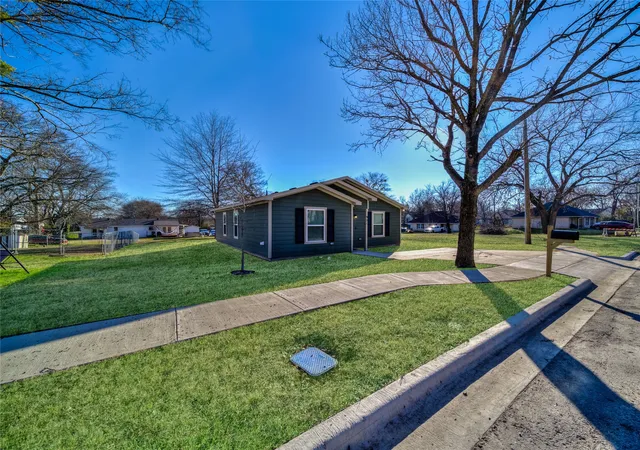 3rd image of 921 W 9Th St, Bonham, TX 75418 | MLS# 21204428