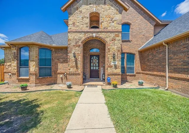 Photo 2 of Sale Pending at 1011 Parview Cir, Cedar Hill, TX 75104 | MLS# 21203156 | Listing updated on 2026-08-25