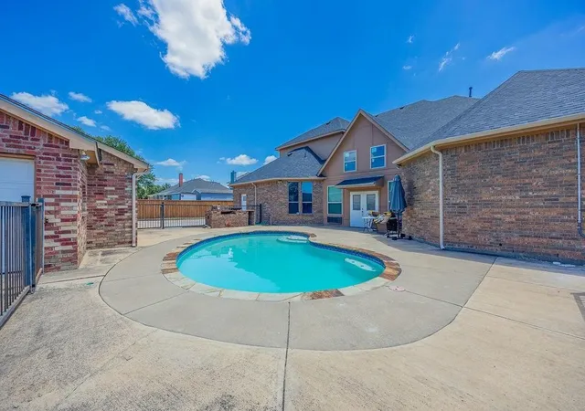 Photo 3 of Sale Pending at 1011 Parview Cir, Cedar Hill, TX 75104 | MLS# 21203156 | Listing updated on 2026-08-25