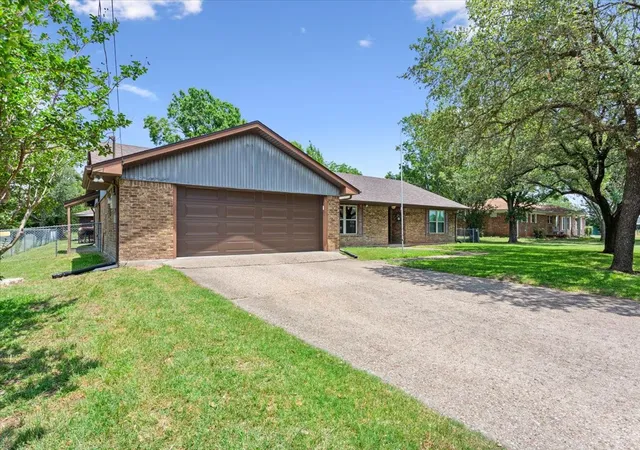 Homes for sale in Riesel, TX | 109 Hilltop St, Riesel, TX 76682 | MLS# 21205079