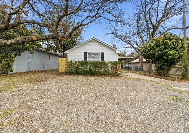 Photo 1 of Single family home for sale at 1102 E Washington St, Stephenville, TX 76401 | MLS# 21202988 | Listing updated on 2026-09-30