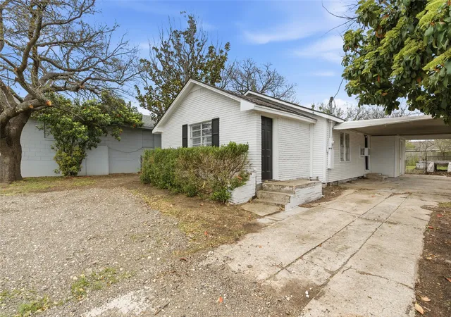 Photo 2 of Single family home for sale at 1102 E Washington St, Stephenville, TX 76401 | MLS# 21202988 | Listing updated on 2026-09-30