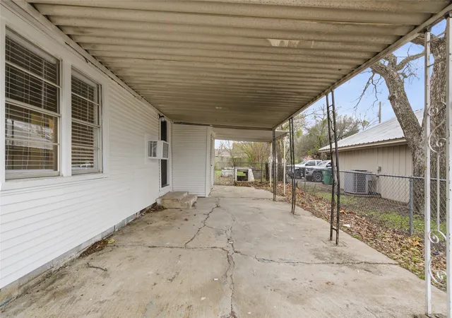 Photo 3 of Single family home for sale at 1102 E Washington St, Stephenville, TX 76401 | MLS# 21202988 | Listing updated on 2026-09-30
