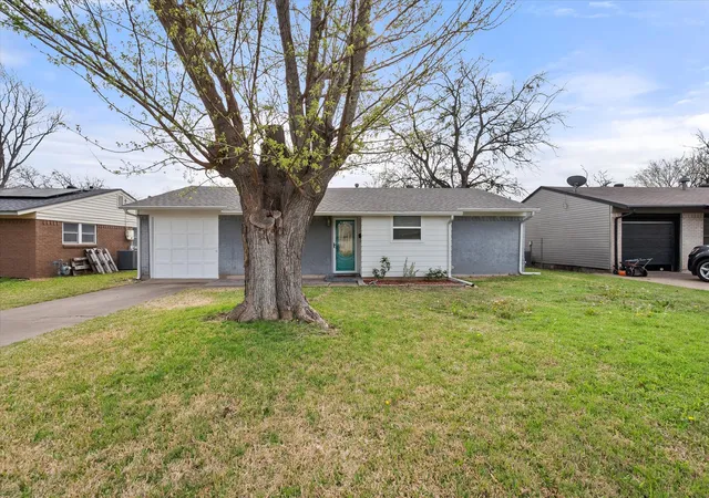 2nd image of 729 Sw Sunnybrook Dr, Burleson, TX 76028 | MLS# 21197292