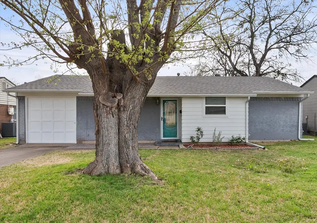 3rd image of 729 Sw Sunnybrook Dr, Burleson, TX 76028 | MLS# 21197292