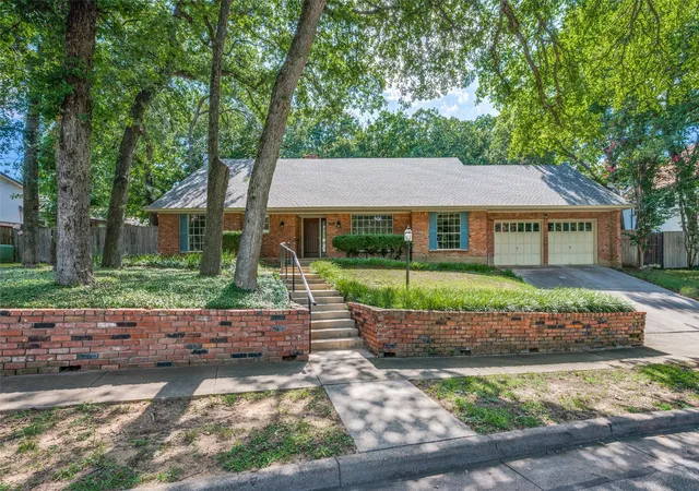 Photo 1 of Sale Pending at 1902 Mossy Oak St, Arlington, TX 76012 | MLS# 21205703 | Listing updated on 2026-08-03
