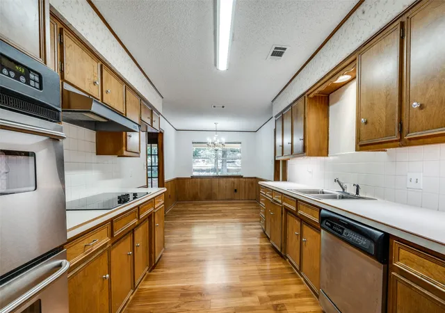 Photo 3 of Sale Pending at 1902 Mossy Oak St, Arlington, TX 76012 | MLS# 21205703 | Listing updated on 2026-08-03