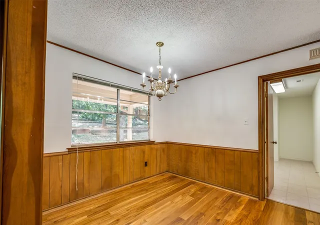 Photo 3 of Sale Pending at 1902 Mossy Oak St, Arlington, TX 76012 | MLS# 21205703 | Listing updated on 2026-08-03