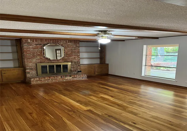 Photo 4 of Sale Pending at 1902 Mossy Oak St, Arlington, TX 76012 | MLS# 21205703 | Listing updated on 2026-08-03