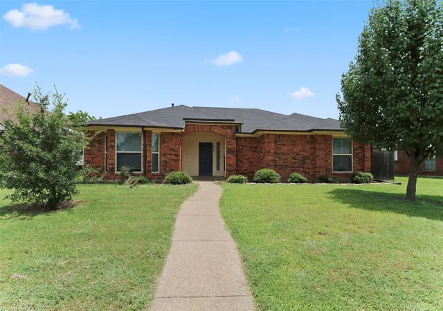 Photo 3 of Single family home for sale at 920 Micarta Dr, Mesquite, TX 75181 | MLS# 21205922 | Listing updated on 2026-08-04