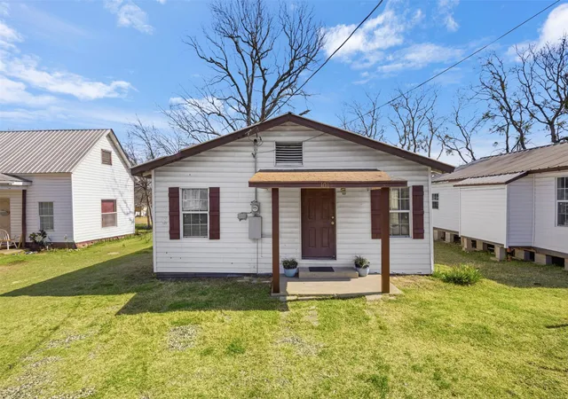Photo 2 of Single family home for sale at 1017 South 15th, Corsicana, TX 75110 | MLS# 21202178 | Listing updated on 2026-08-27