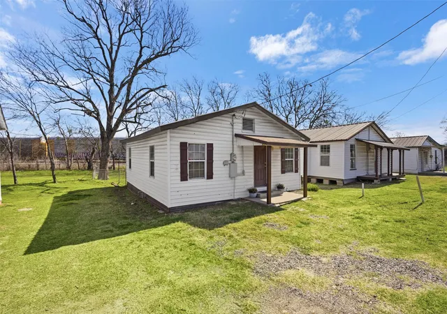 Photo 3 of Single family home for sale at 1017 South 15Th, Corsicana, TX 75110 | MLS# 21202178 | Listing updated on 2026-08-27
