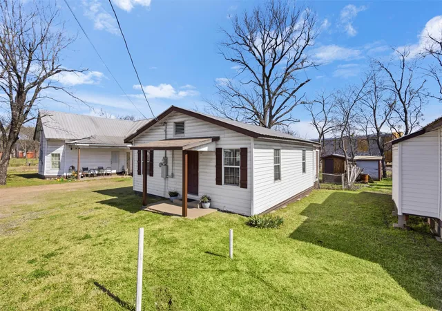Photo 4 of Single family home for sale at 1017 South 15Th, Corsicana, TX 75110 | MLS# 21202178 | Listing updated on 2026-08-27