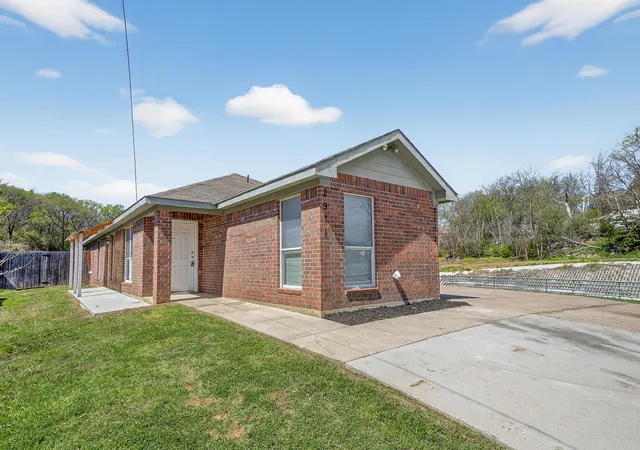 Homes for sale in Fort Worth, TX | 2971 Loving Ave, Fort Worth, TX 76106 | MLS# 21206096
