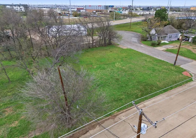 2nd image of 658 S Calhoun St, Fort Worth, TX 76104 | MLS# 21206395