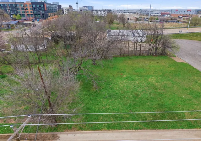 3rd image of 658 S Calhoun St, Fort Worth, TX 76104 | MLS# 21206395