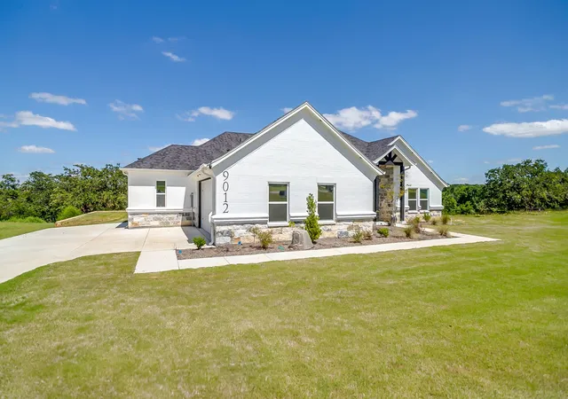 Photo 3 of Single family home for sale at 9012 Valley Oak Ct, Springtown, TX 76082 | MLS# 21205846 | Listing updated on 2026-07-27