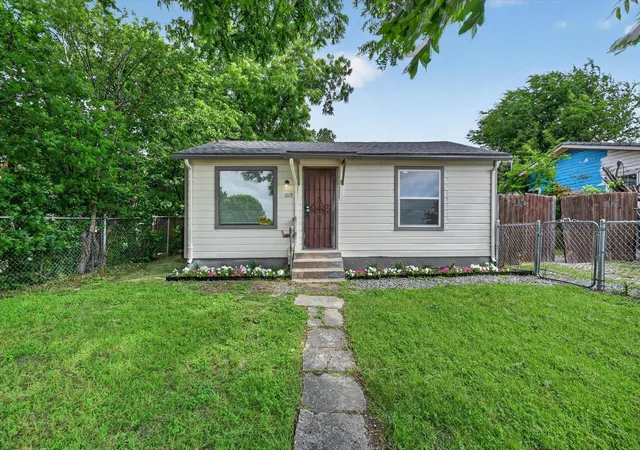 Homes for sale in Fort Worth, TX | 1119 E Cantey St, Fort Worth, TX 76104 | MLS# 21206973