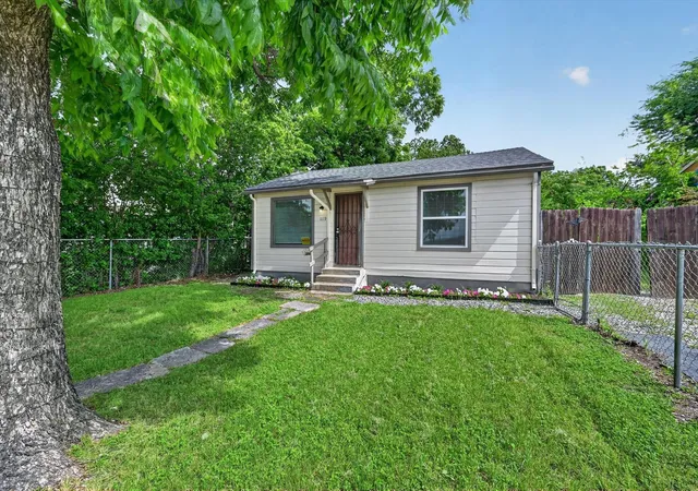 Homes for sale in Fort Worth, TX | 1119 E Cantey St, Fort Worth, TX 76104 | MLS# 21206973
