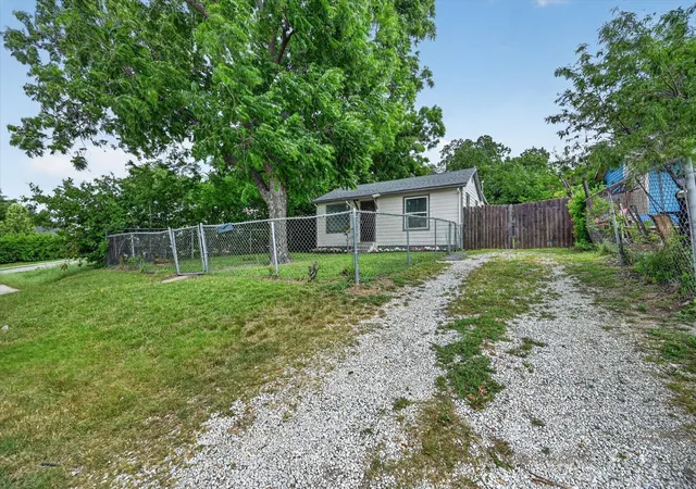 Homes for sale in Fort Worth, TX | 1119 E Cantey St, Fort Worth, TX 76104 | MLS# 21206973
