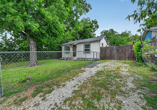 Homes for sale in Fort Worth, TX | 1119 E Cantey St, Fort Worth, TX 76104 | MLS# 21206973