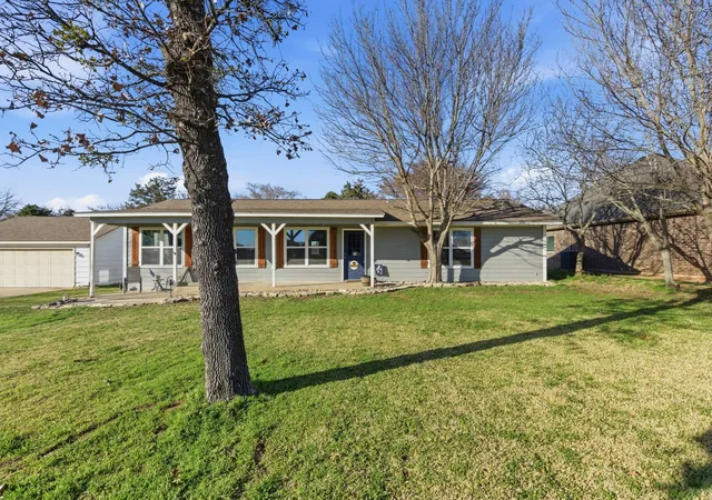 Photo 1 of Single family home for sale at 143 Mohave Dr E, Gainesville, TX 76240 | MLS# 21205838 | Listing updated on 2026-10-05