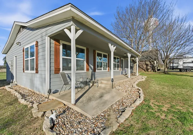 Photo 3 of Single family home for sale at 143 Mohave Dr E, Gainesville, TX 76240 | MLS# 21205838 | Listing updated on 2026-10-05