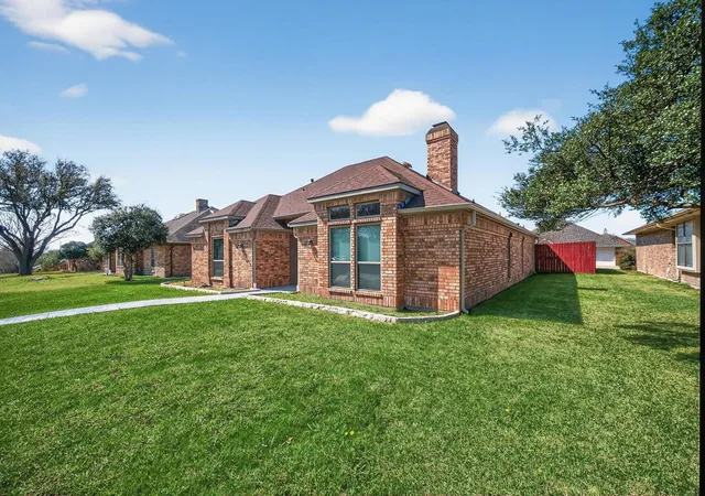 Homes for sale in Garland, TX | 2229 Country Valley Rd, Garland, TX 75041 | MLS# 21207073