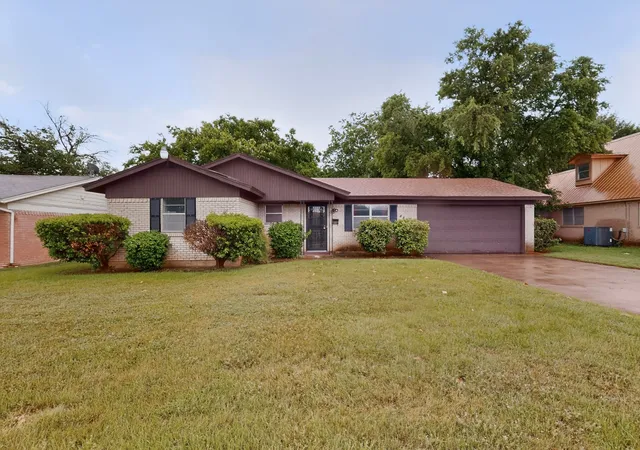 Single family home for sale at 4429 Berke Rd, Fort Worth, TX 76115 | MLS# 21203238