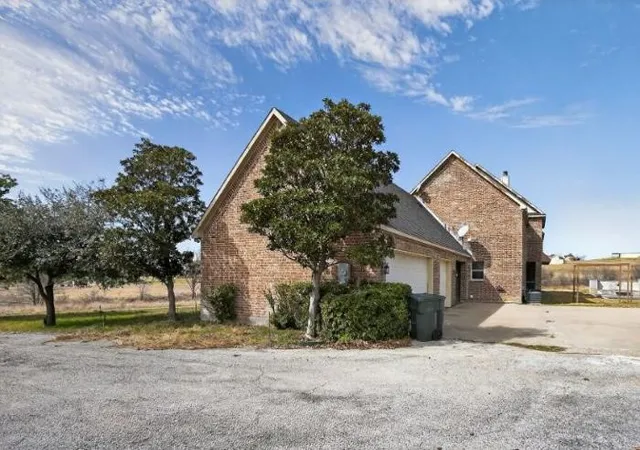 Photo 2 of Sale Pending at 437 Aledo Creeks Rd E, Fort Worth, TX 76126 | MLS# 21207513 | Listing updated on 2026-10-06
