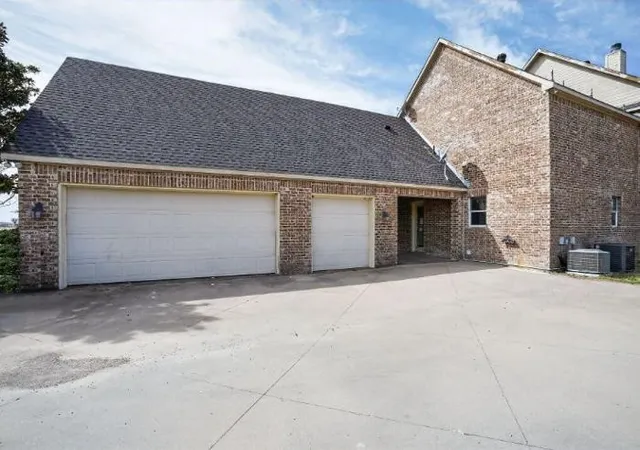 Photo 3 of Sale Pending at 437 Aledo Creeks Rd E, Fort Worth, TX 76126 | MLS# 21207513 | Listing updated on 2026-10-06
