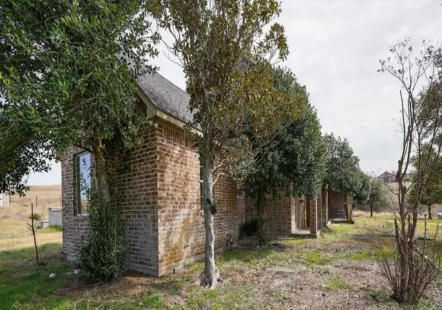 Photo 3 of Sale Pending at 437 Aledo Creeks Rd E, Fort Worth, TX 76126 | MLS# 21207513 | Listing updated on 2026-10-06