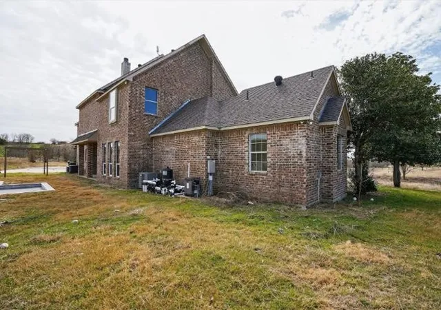Photo 4 of Sale Pending at 437 Aledo Creeks Rd E, Fort Worth, TX 76126 | MLS# 21207513 | Listing updated on 2026-10-06