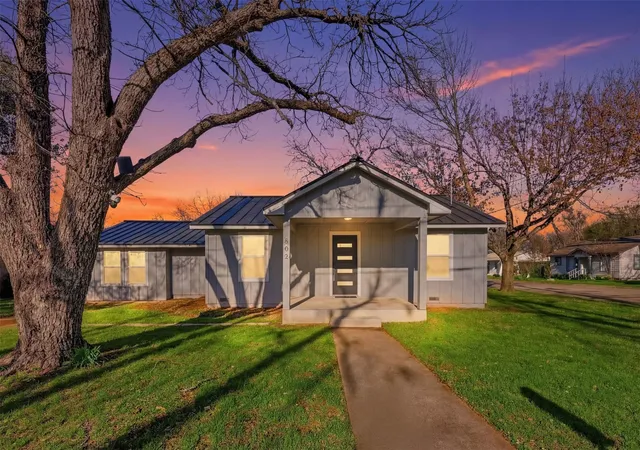 Photo 1 of Single family home for sale at 502 Madison St, Cleburne, TX 76033 | MLS# 21203529 | Listing updated on 2026-07-26