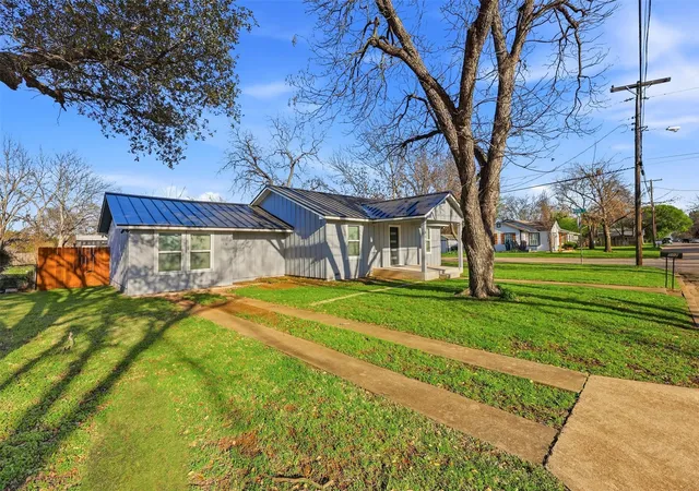 Photo 3 of Single family home for sale at 502 Madison St, Cleburne, TX 76033 | MLS# 21203529 | Listing updated on 2026-07-26