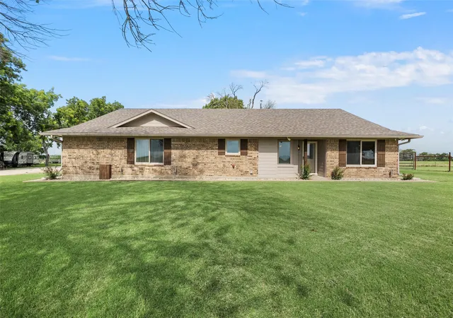 Homes for sale in West, TX | 11541 Old Dallas Rd, West, TX 76691 | MLS# 21182648