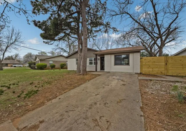 Photo 1 of Sale Pending at 802 Nl Robinson Dr, Arlington, TX 76011 | MLS# 21208130 | Listing updated on 2026-07-15