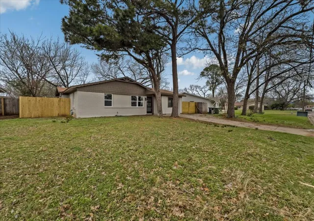 Photo 2 of Sale Pending at 802 Nl Robinson Dr, Arlington, TX 76011 | MLS# 21208130 | Listing updated on 2026-07-15