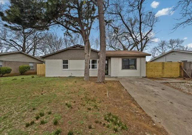 Photo 3 of Sale Pending at 802 Nl Robinson Dr, Arlington, TX 76011 | MLS# 21208130 | Listing updated on 2026-07-15