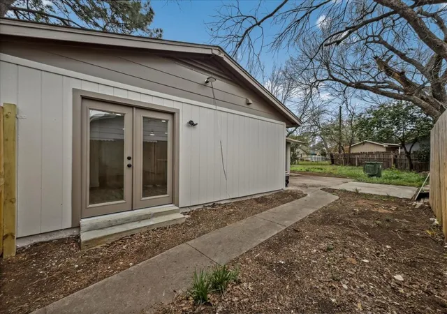 Photo 3 of Sale Pending at 802 Nl Robinson Dr, Arlington, TX 76011 | MLS# 21208130 | Listing updated on 2026-07-15