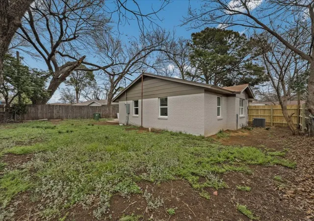 Photo 4 of Sale Pending at 802 Nl Robinson Dr, Arlington, TX 76011 | MLS# 21208130 | Listing updated on 2026-07-15
