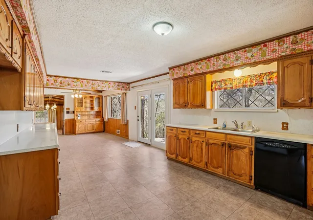 Photo 3 of Sale Pending at 1215 Hill City Dr, Duncanville, TX 75116 | MLS# 21208185 | Listing updated on 2026-08-20