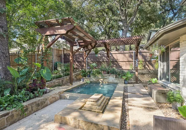 Photo 1 of Single family home for sale at 5 Woodlands Ct, Roanoke, TX 76262 | MLS# 21205793 | Listing updated on 2026-10-06