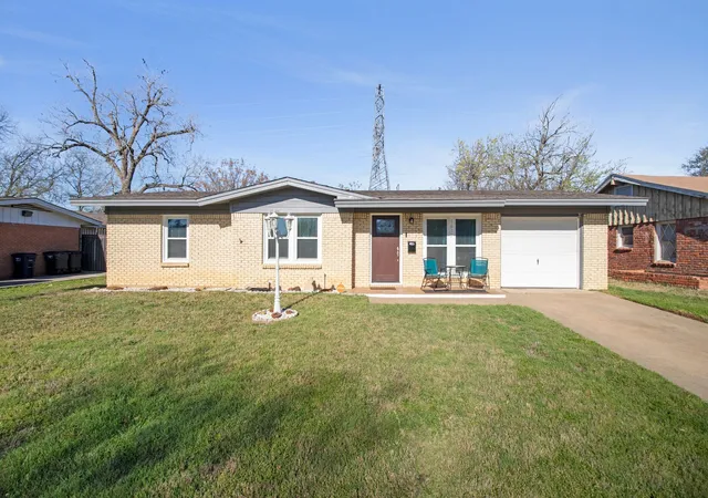 Photo 3 of Single family home for sale at 1616 Grantland Cir, Fort Worth, TX 76112 | MLS# 21203257 | Listing updated on 2026-08-26