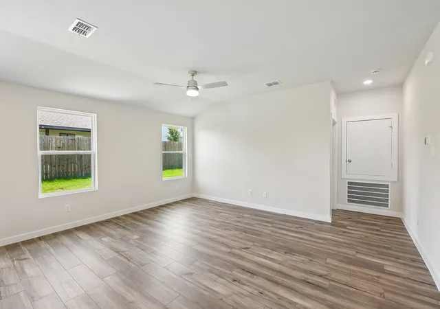 Photo 3 of Sale Pending at 117 Annabelle St, Cleburne, TX 76031 | MLS# 21208469 | Listing updated on 2026-09-16