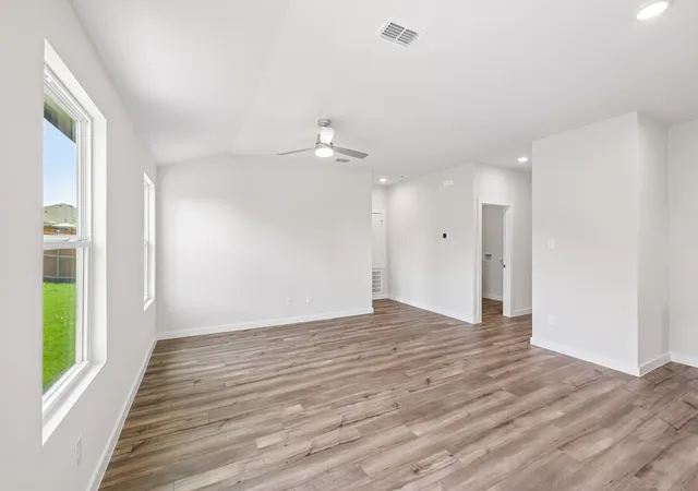 Photo 4 of Sale Pending at 117 Annabelle St, Cleburne, TX 76031 | MLS# 21208469 | Listing updated on 2026-09-16