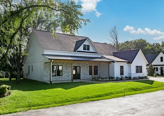 Photo 3 of Sale Pending at 649 Enchanted Isles Dr, Mabank, TX 75156 | MLS# 21207036 | Listing updated on 2026-09-18