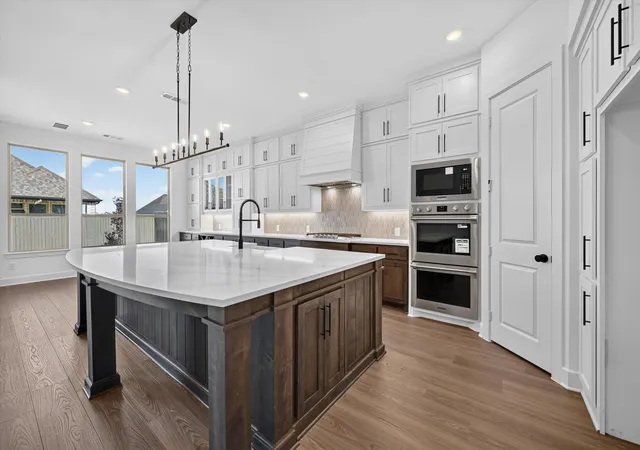Photo 3 of Sale Pending at 304 Barnwood Wy, Justin, TX 76247 | MLS# 21208302 | Listing updated on 2026-09-18