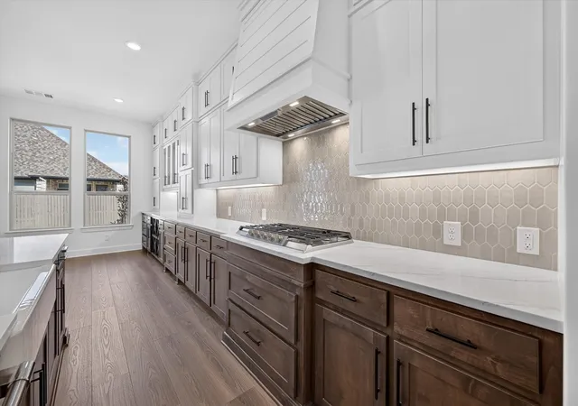 Photo 4 of Sale Pending at 304 Barnwood Wy, Justin, TX 76247 | MLS# 21208302 | Listing updated on 2026-09-18